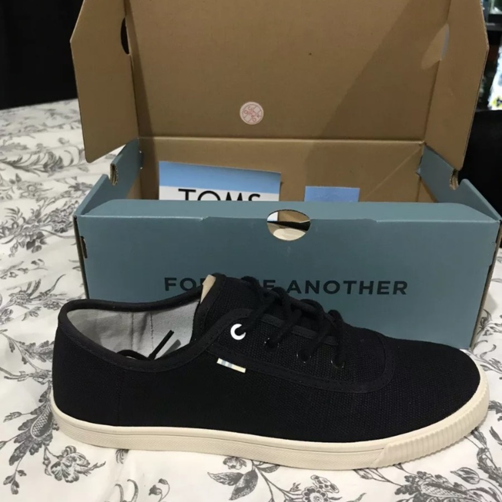 Tom’s lace up, low top sneaker.